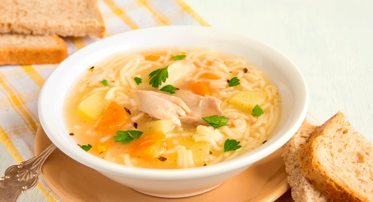 Sopa de pollo, vegetales y pasta