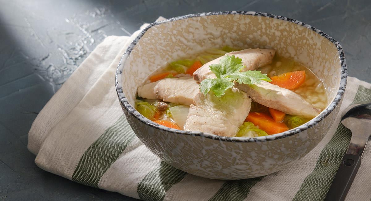 Sopa oriental de pescado y cilantro