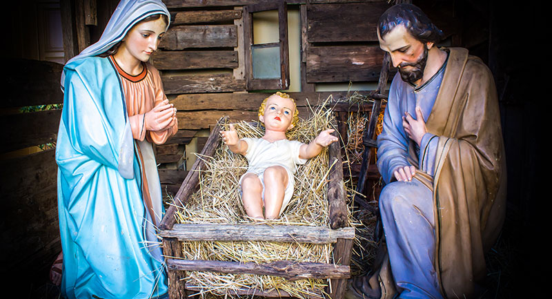 San José, María y el Niño Jesús en el pesebre - Shutterstock