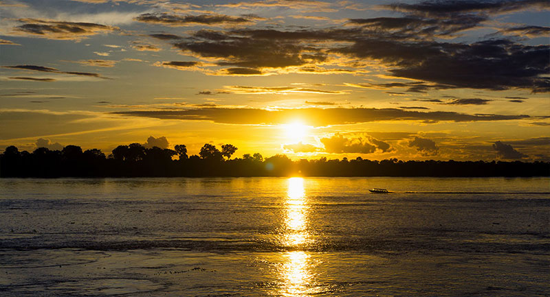 Paisaje del Río Amazonas en Leticia - ShutterStock