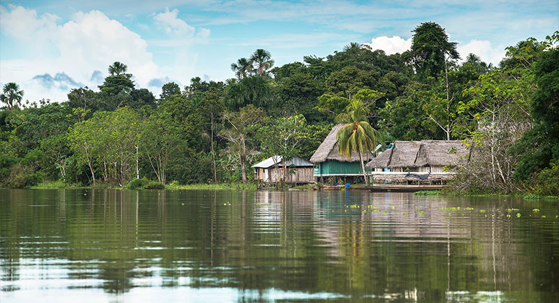Río Amazonas en Mitú - ShutterStock