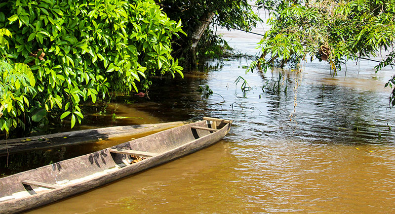Canoas a la Orilla del Río Putumayo - Shutterstock