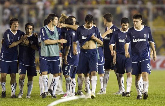 Los jugadores de Independiente salen del campo de juego luego de empatar 2-2 con Deportes Tolima. Foto: EFE