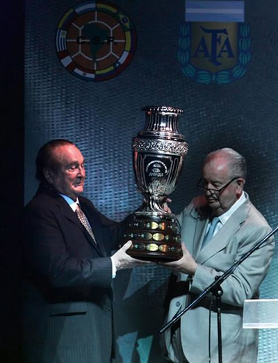 Nicolás Leoz y Julio Grondona, presentan el trofeo de la Copa América. Foto: EFE