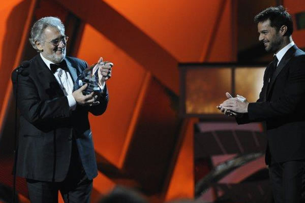 Ricky Martin le entrega el premio Personaje del Año a Plácido Domingo. Foto: EFE