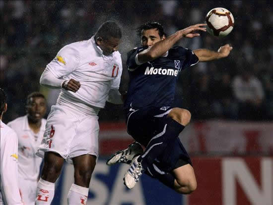 El jugador de Liga Deportiva Universitaria de Quito de Ecuador Jorge Guagua (i) disputa el balón con Manuel Parra (d) de Independiente. Foto: EFE
