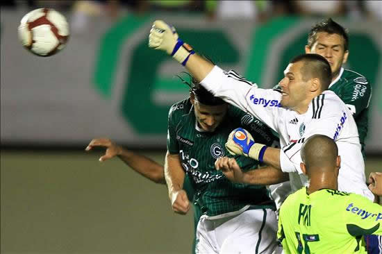 El portero del Palmeiras, Deola (c), rechaza un balón ante Rafael Moura, del Goias (i). Foto: EFE