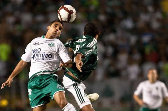 El jugador del Palmeiras Edinho (i) disputa el balón con Douglas(d) del Goiás. Foto: EFE