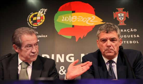 El presidente de la Federación Portuguesa de Fútbol, Gilberto Madail (i), y su homólogo español, Angel María Villar. Foto: EFE