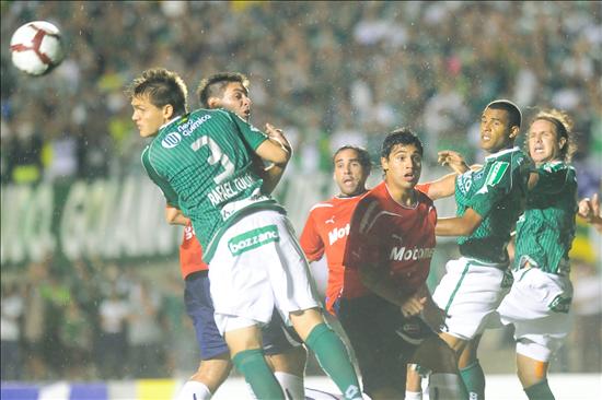 El jugador del Goiás Rafael Toloy (i) cabecea el balón ante Independiente. Foto: EFE