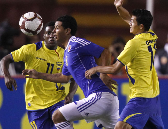 Edwín Cardona disputa la pelota con Marcos Caicedo (i) de Ecuador. Foto: EFE