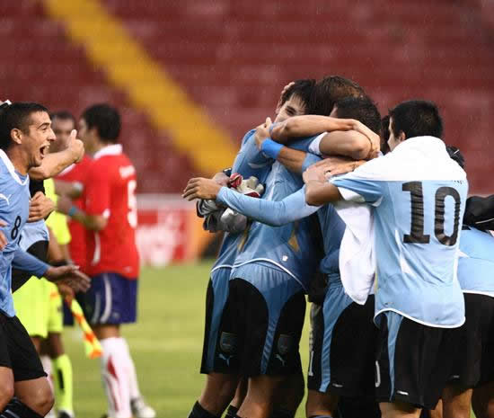Los jugadores uruguayos celebran su victoria ante Chile. Foto: EFE