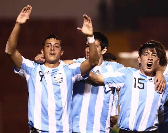El jugador Funes Mori (i) de Argentina celebra su gol. Foto: EFE