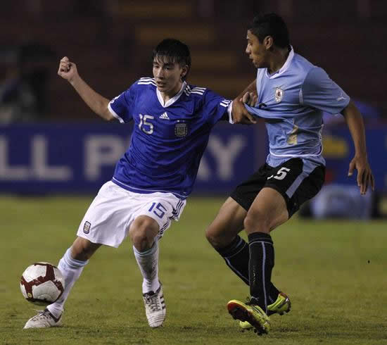 El jugador de Argentina Adrian Martínez (i) lucha por el balón con Guzmán Pereira (d) de Uruguay. Foto: EFE