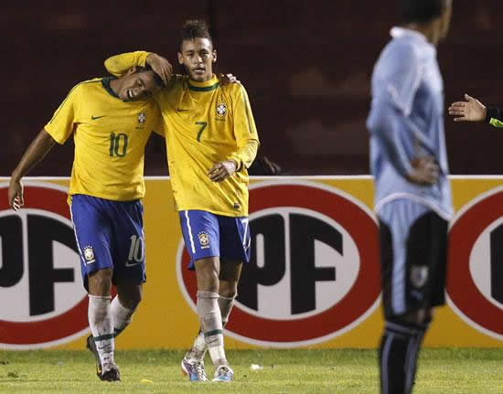 Los jugadores brasileños Neymar (d) y Lucas (i) celebra un gol ante Uruguay. Foto: EFE