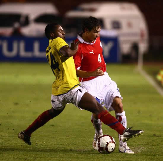 El jugador de la selección de Ecuador Renato Ibarra (i) disputa un balón con José Martínez de su similar de Chile. Foto: EFE