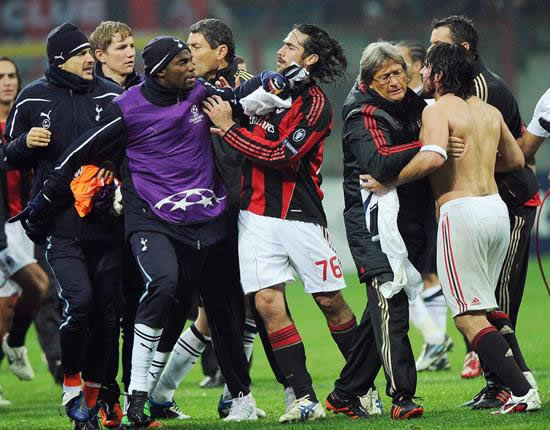 Incidentes en el AC Milán-Tottenham, por la Liga de Campeones. Foto: EFE