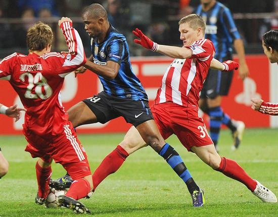 Samuel Eto'o (C) disputa el balón con Schweinsteiger (d) y Badstuber. Foto: EFE