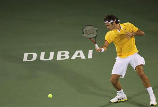El tenista suizo Roger Federer devuelve la bola al serbio Novak Djokovic. Foto: EFE