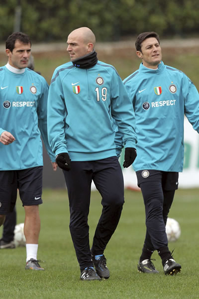 Los argentinos Esteban Cambiasso y Javier Zanetti (Inter de Milán). Foto: EFE