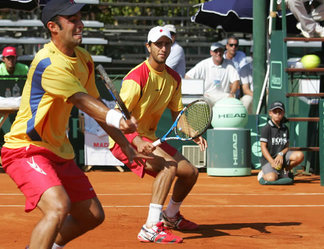 Juan Sebastián Cabal y Rober Farah en el tercer juego de la confrontación. Foto: EFE