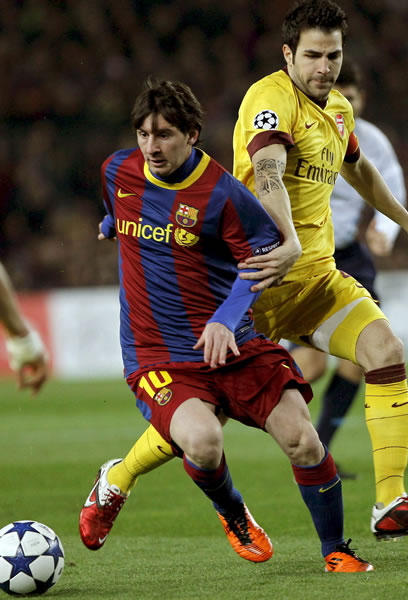 Messi y Cecs Fábregas. Foto: EFE