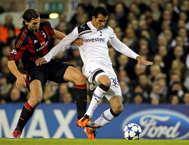 Sandro (d) del Tottenham Hotspur y Zlatan Ibrahimovic (i) del AC Milán. Foto: EFE