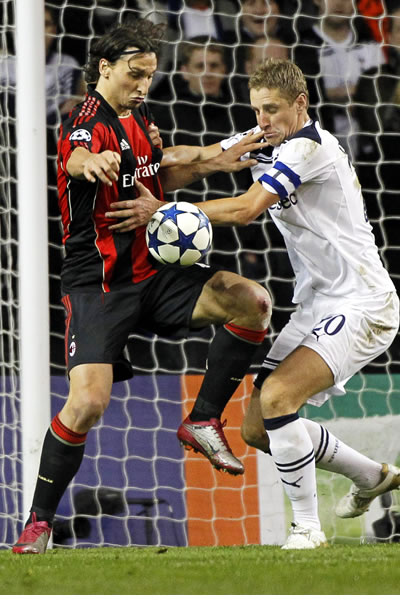 Zatlan Ibrahimovic no tuvo una de sus mejores noches en el juego frente al Tottenham. Foto: EFE