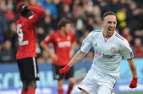 Francky Ribery, del Munich, celebra su gol, que pone el 2-1, durante el partido de Bundesliga disputado entre el SC Friburgo. Foto: EFE