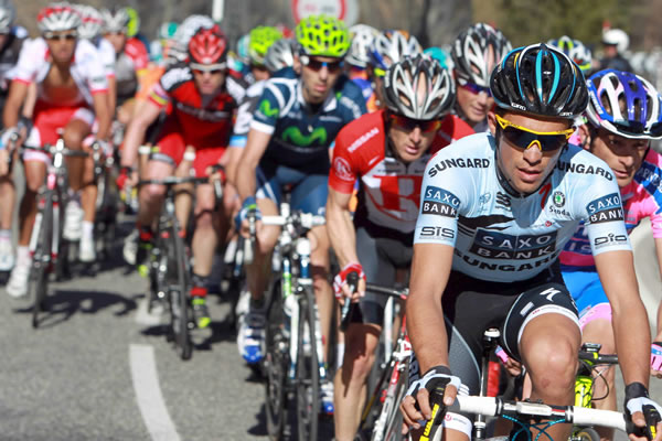 Alberto Contador encabeza el pelotón de la tercera etapa en la Vuelta a Cataluña. Foto: EFE