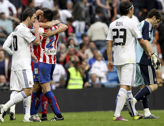 Las caras largar en el Santiago Bernabéu contrastan con la alegría del Sporting de Guijón. Foto: EFE