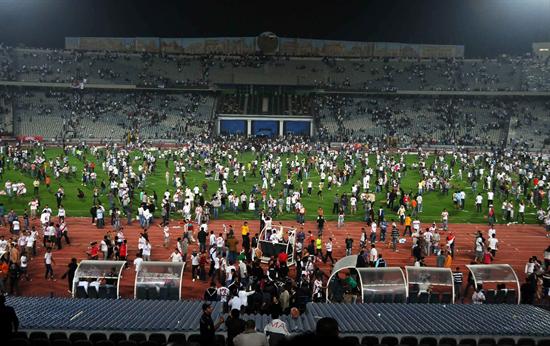 Aficionados del equipo egipcio Zamalek intentan atacar a los árbitros y jugadores del equipo African club de Túnez. Foto: EFE