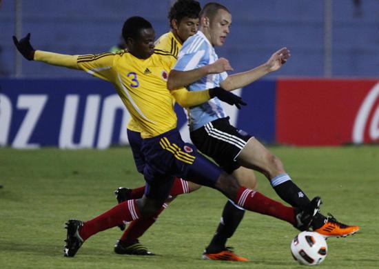 El jugador de Colombia Stiven Barreiro (i) disputa el balón con Lucas Ariel (d) de Argentina. Foto: EFE