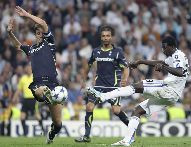 Emmanuel Adebayor dispara a la portería del Tottenham. Foto: EFE
