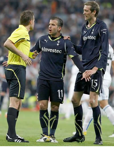 Momento en el que Peter Crouch es expulsado en el juego frente al Real Madrid. Foto: EFE