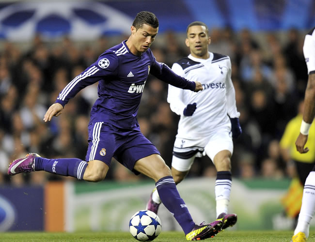 Cristiano Ronaldo dispara al arco del Tottenham. Foto: EFE