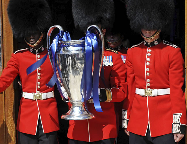 Trofeo de la Liga de Campeones escoltado por guardias londinenses. Foto: EFE