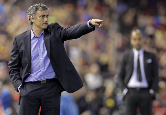 El entrenador portugués del Real Madrid, Mourinho (i), durante la final de la Copa del Rey. Foto: EFE