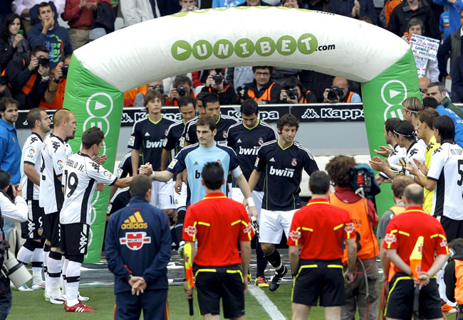 Los jugadores del Valencia realizan un pasillo a los jugadores del Real Madrid, que el pasado miércoles se proclamaron campeones de la Copa del Rey. Foto: EFE