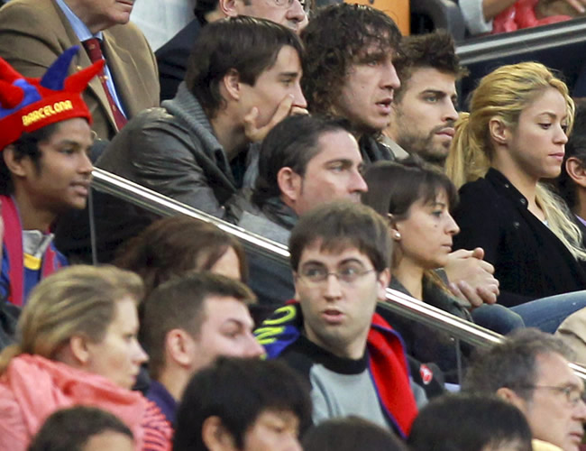 La colombiana Shakira y su novio Gerar Piqué en el Camp Nou. Foto: EFE