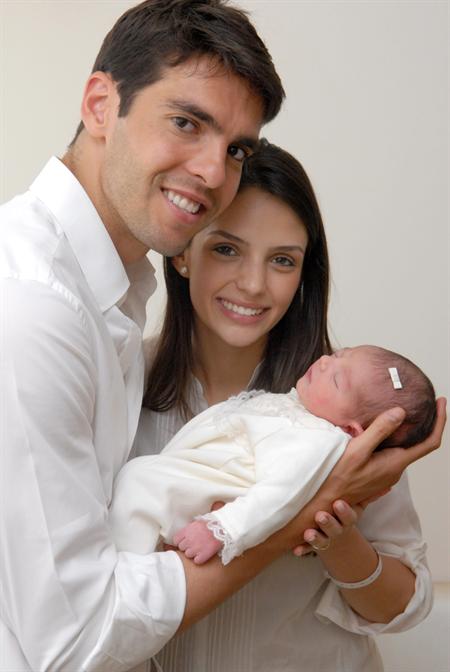 Kaká con su esposa Carol Celico, e Isabella, la primera hija del jugador del Real Madrid. Foto: EFE