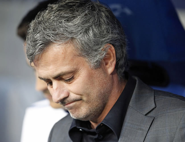 Jose Mourinho no podrá estar en el banquillo de técnico en el Camp Nou por expulsión. Foto: EFE