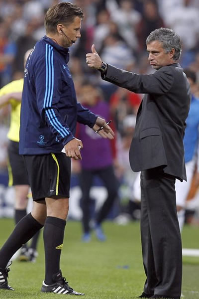 Mourinho fue expuslsado del Santiago Bernabéu por invasión al campo e irrespeto al juez. Foto: EFE