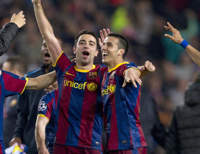 Xavy Hernandez y Pedro, autor del gol, celebran. Foto: EFE