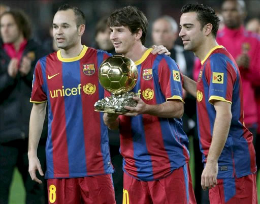 Leo Messi (c) conforma los referentes junto a Iniesta (i) y Xavi (d) en el FC Barcelona. Foto: EFE