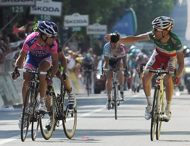 Diego Ulissi (izda), del equipo Lampre y su compatriota Giovanni Visconti en la etapa 17 del Giro de Italia. Foto: EFE