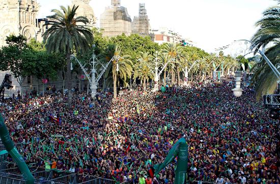 Ambiente festivo de seguidores del FC Barcelona frente al Arco de Triunfo, en el paseo Lluis Companys de Barcelona. Foto: EFE