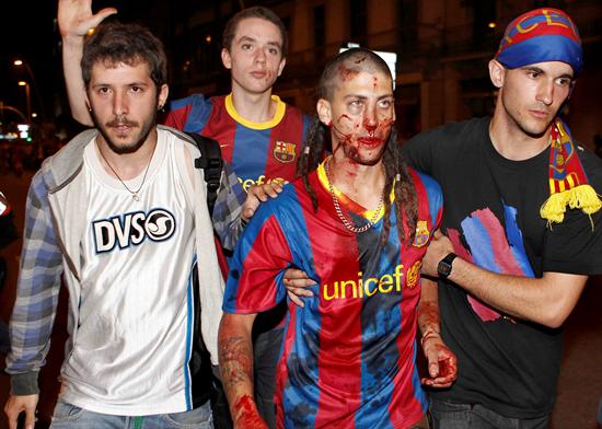 Un joven herido en los incidentes en el centro de la capital catalana tras la celebración de la victoria del FC Barcelona. Foto: EFE