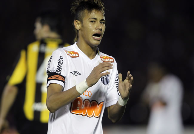Neymar de Santos de Brasil, se lamenta tras fallar un tiro a portería de Peñarol. Foto: EFE