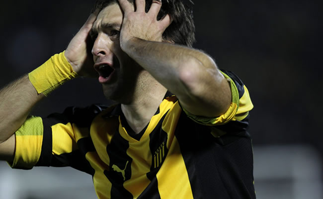 El jugador Diego Alonso de Peñarol de Uruguay lamenta la anulación de un gol ante Santos. Foto: EFE